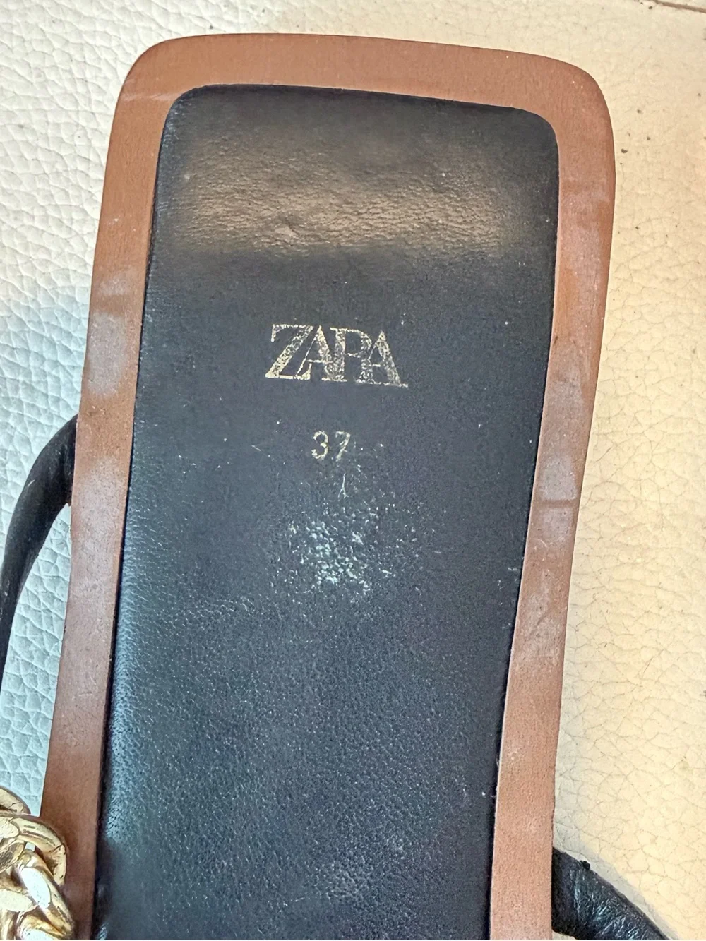 Zara Black Leather Toe-Loop Sandals with Gold Chain - Picture 3 of 4